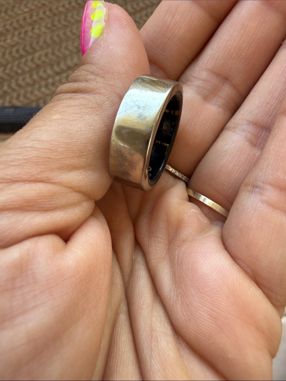 OURA RING GEN3 SIZE 8 & CHARGER - Picture 4 of 4